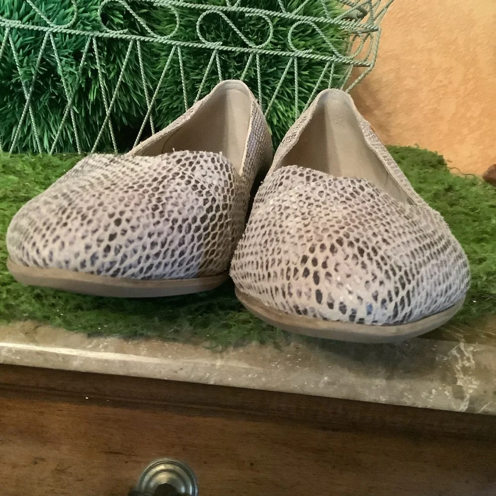 Toms Julie suede snakeskin print slip on flats size 8.5 - Picture 6 of 11